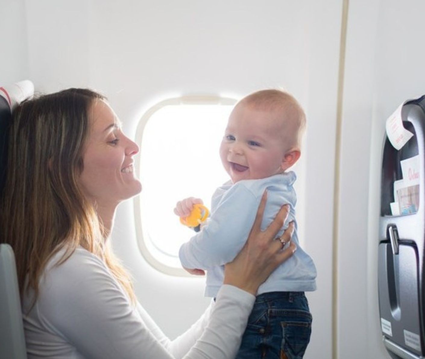 Consejos para viajar en un avión con un bebé